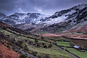Das Nant Ffrancon-Tal vor dem Hintergrund der Glyderau-Berge im Winter, Snowdonia-Nationalpark, Eryri, Nordwales, Vereinigtes Königreich, Europa