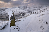 Snowdon Obelisk Waymarker Post, Llyn Llydaw und Y Lliwedd im Winter vom PYG Track, Snowdonia National Park, Eryri, Nordwales, Vereinigtes Königreich, Europa