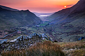 Sonnenuntergang über dem Nantlle-Tal von Glogwyngarreg, Snowdonia-Nationalpark, Eryri, Nordwales, Vereinigtes Königreich, Europa