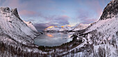 Dämmerungslicht über dem Bergsfjord und der Bergsbotn-Bergkette im Winter, Senja, Troms og Finnmark, Norwegen, Skandinavien, Europa