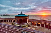 Eastbourne Bandstand und Pier in der Morgendämmerung, Eastbourne, East Sussex, England, Vereinigtes Königreich, Europa