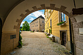 Torbogen zum Innenhof der Burg Blatna, Blatna, Bezirk Strakonice, Südböhmische Region, Tschechische Republik (Tschechien), Europa