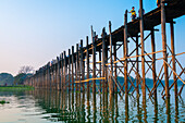U Bein-Brücke über den Taungthaman-See, Amarapura, Mandalay, Myanmar (Birma), Asien