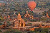Alter Tempel in Bagan und Heißluftballons vor Sonnenaufgang, Alt-Bagan (Pagan), UNESCO-Weltkulturerbe, Myanmar (Birma), Asien