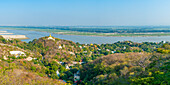 Blick auf die Pagoden am Sagaing Hill und den Irrawaddy-Fluss, Mandalay, Myanmar (Burma), Asien