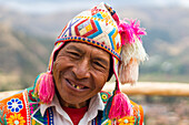 Lächelnder peruanischer Mann in farbenfroher Kleidung, Heiliges Tal, Cusco, Peru, Südamerika