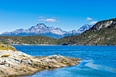 Berge im Beagle-Kanal, Lapataia-Bucht, Tierra del Fuego-Nationalpark, Patagonien, Argentinien, Südamerika