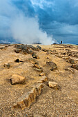 Rauchende Fumarole und Person, Namafjall Hverir, Island, Polarregionen