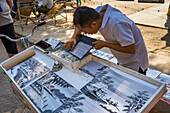 Mann zeichnet mit Tusche, Mandalay, Myanmar (Birma), Asien