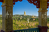 Maha Bodhi Ta Htaung Stehender Buddha und große liegende Buddha-Statue vom Turm aus gesehen im Garten der Tausend Buddhas, Monywa, Myanmar (Burma), Asien