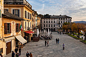 Piazza Motta an einem Herbstnachmittag, Orta, Orta-See, Bezirk Novara, Italienische Seen, Piemont, Italien, Europa