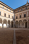 Der Ehrenhof, Palazzo Ducale, Urbino, Bezirk Urbino und Pesaro, Marken, Italien, Europa