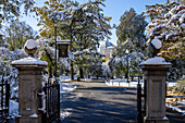 Eingang, Boston's Public Garden im Frühherbst Schnee, Boston, Massachusetts, New England, Vereinigte Staaten von Amerika, Nordamerika