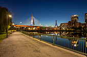 Zakim Bunker Hill Bridge Reflexion und Gehweg, Boston, Massachusetts, Neuengland, Vereinigte Staaten von Amerika, Nordamerika