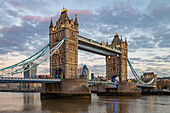 Tower Bridge in der Morgendämmerung, London, England, Vereinigtes Königreich, Europa