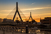 Zakim Bunker Hill Memorial Bridge bei Sonnenuntergang, Boston, Massachusetts, Neuengland, Vereinigte Staaten von Amerika, Nordamerika