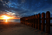 Sonnenaufgang über dem Strand, Ventnor, Isle of Wight, England, Vereinigtes Königreich, Europa