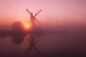 Winterlicher Sonnenaufgang, Thurne Mill, Norfolk Broads, Norfolk, England, Vereinigtes Königreich, Europa