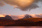 Berge in der Morgendämmerung über dem Nordfjorden im Oldedalen-Tal, bei Olden, Vestland, Norwegen, Skandinavien, Europa