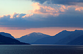 Berge in der Morgendämmerung über dem Nordfjord im Oldedalen-Tal, bei Olden, Vestland, Norwegen, Skandinavien, Europa