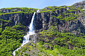 Wasserfall in der Nähe des Briksdalsgletschers, Olden, Vestland, Norwegen, Skandinavien, Europa
