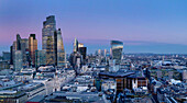Skyline der Londoner City von St. Pauls aus in der Abenddämmerung, London, England, Vereinigtes Königreich, Europa