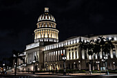 El Capitolio bei Nacht beleuchtet, ehemaliges Kongressgebäude aus den 1920er Jahren, Havanna, Kuba, Westindische Inseln, Karibik, Mittelamerika