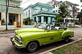 Grüner Chevrolet Oldtimer mit offenem Verdeck in einem Vorort, Havanna, Kuba, Westindien, Karibik, Mittelamerika