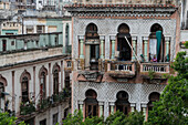 Kubaner an ihren Fenstern, maurische Architektur, in Alt-Havanna, Kuba, Westindien, Karibik, Mittelamerika