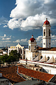 Luftaufnahme des Hauptplatzes mit der Kathedrale, dem Tomas Terry Theater und dem Hafen dahinter, Cienfuegos, UNESCO Weltkulturerbe, Kuba, Westindien, Karibik, Mittelamerika