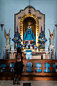 Die Kirche Nuestra Senora de Regla aus dem 19. Jahrhundert, Santeria-Kapelle (afrokubanische Religion), mit Gläubigen, Havanna, Kuba, Westindien, Karibik, Mittelamerika