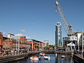 Kanalseite mit Dockkran und Turm Nr. 1 (Lippenstift), Gunwharf Quays, Portsmouth, Hampshire, England, Vereinigtes Königreich, Europa