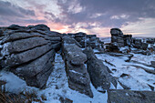 Sonnenaufgang über einem schneebedeckten East Mill Tor im Winter, Dartmoor, Devon, England, Vereinigtes Königreich, Europa