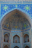 Eingang, Decke und Wände, Tilla-Kari-Madrassa, fertiggestellt 1660, Registan-Platz, UNESCO-Welterbe, Samarkand, Usbekistan, Zentralasien, Asien