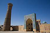 Kalyon Minar (Großes Minarett), Kalyon Moschee im Hintergrund, Poi Kalyon Platz, UNESCO Weltkulturerbe, Buchara, Usbekistan, Zentralasien, Asien