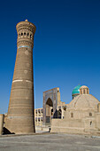 Kalyon Minar (Großes Minarett), Mir-I Arab Madrasah im Hintergrund, Poi Kalyon Platz,, UNESCO Weltkulturerbe, Buchara, Usbekistan, Zentralasien, Asien