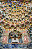 Wabengewölbe (Muqarnas) am Eingangs-Iwan, Abdulaziz Khan Madrasa, 1652, UNESCO-Welterbestätte, Buchara, Usbekistan, Zentralasien, Asien