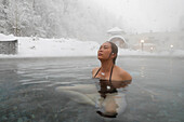 Thermalbad Saint-Gervais Mont-Blanc, Frau genießt Kur- und Wellness-Behandlung im Winter, Haute Savoie, Frankreich, Europa
