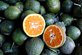 Grüne Pursat-Orangen, eine besondere Orangensorte auf einem Markt, Tan Chau, Vietnam, Indochina, Südostasien, Asien