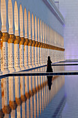 Muslim woman wearing black abaya at Sheikh Zayed Grand Mosque, mosque has 1096 columns on exterior, Abu Dhabi, United Arab Emirates, Middle East