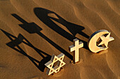 Religiöse Symbole des Katholizismus, Islam, Judentums, interreligiöses Spiritualitätskonzept, Vereinigte Arabische Emirate, Naher Osten