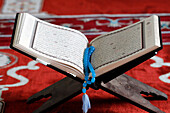 Geöffneter Koran und muslimische Gebetsperlen auf Holzständer, Symbol des Islam, An Giang, Vietnam, Indochina, Südostasien, Asien