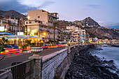 Blick auf Taormina und die Strandpromenade von Giardini Naxos in der Abenddämmerung, Sizilien, Mittelmeer, Italien, Mittelmeer, Europa