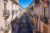 Blick auf eine Straße mit bunten Wimpeln nahe der Piazza Stesicoro, Catania, Sizilien, Italien, Mittelmeer, Europa