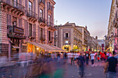 Blick auf die belebte Straße nahe der Piazza dell'Universita (Universität) in der Abenddämmerung, Catania, Sizilien, Italien, Mittelmeer, Europa