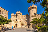 Blick auf den Palast des Großmeisters der Ritter von Rhodos, Altstadt von Rhodos, UNESCO-Weltkulturerbe, Rhodos, Dodekanes, Griechische Inseln, Griechenland, Europa