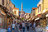Blick auf die Suleiman-Moschee und Geschäfte am Soktratous, Altstadt von Rhodos, UNESCO-Weltkulturerbe, Rhodos, Dodekanes, Griechische Inseln, Griechenland, Europa