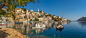 Blick auf die Verkündigungskirche mit Blick auf Symi Stadt, Symi Insel, Dodekanes, Griechische Inseln, Griechenland, Europa