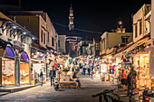 Blick auf Geschäfte bei Nacht, Altstadt von Rhodos, UNESCO-Weltkulturerbe, Rhodos, Dodekanes, Griechische Inseln, Griechenland, Europa