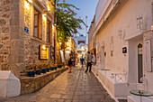 Blick auf eine Bar in der Straße von Lindos in der Abenddämmerung, Lindos, Rhodos, Dodekanes-Inselgruppe, Griechische Inseln, Griechenland, Europa